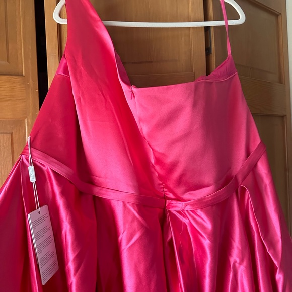 - Stacees one shoulder A line floor length satin with pleated pockets - Picture 7 of 7